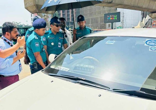 ভুয়া স্টিকার ব্যবহার করায় রাজধানীতে ১১ গাড়ি আটকের পর মামলা