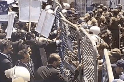 লাহোর হাইকোর্টের সামনে আইনজীবীদের বিক্ষোভ, পুলিশের লাঠিচার্জ