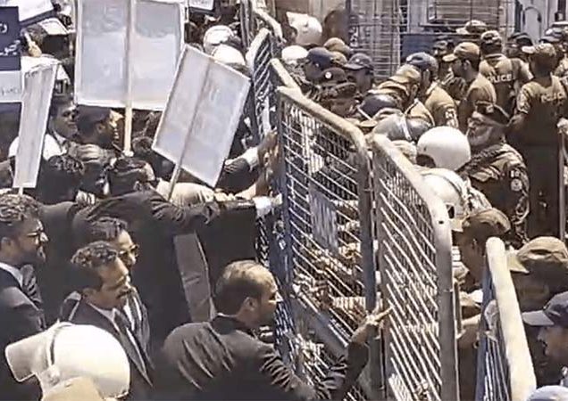 লাহোর হাইকোর্টের সামনে আইনজীবীদের বিক্ষোভ, পুলিশের লাঠিচার্জ