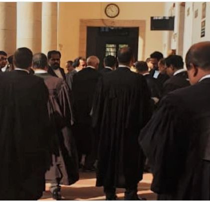 অধস্তন আদালতেও কালো কোট-গাউনে ফিরেছেন বিচারক-আইনজীবীরা