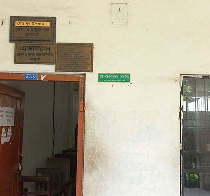 সহকর্মীর বিরুদ্ধে মামলা: জয়পুরহাটে আইনজীবীদের আদালত বর্জন