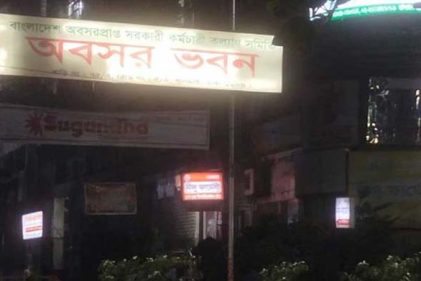 ধানমন্ডিতে ‘অবসর’ ভবনে অভিযান, আইনজীবীর চেম্বার থেকে হাতবোমা-অস্ত্র উদ্ধার