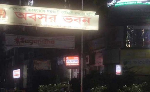 ধানমন্ডিতে ‘অবসর’ ভবনে অভিযান, আইনজীবীর চেম্বার থেকে হাতবোমা-অস্ত্র উদ্ধার