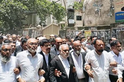 শাটডাউন সমর্থনে বিএনপিপন্থি আইনজীবীদের বিক্ষোভ