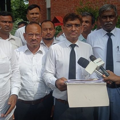 আইনজীবীদের দিকে নথি নিক্ষেপের অভিযোগ, বিচারকের অপসারণ দাবি