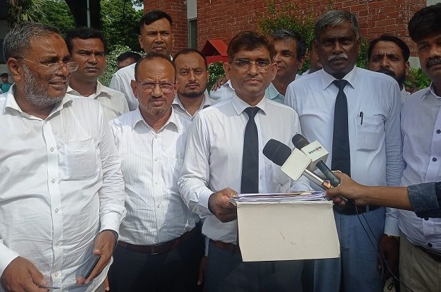 আইনজীবীদের দিকে নথি নিক্ষেপের অভিযোগ, বিচারকের অপসারণ দাবি