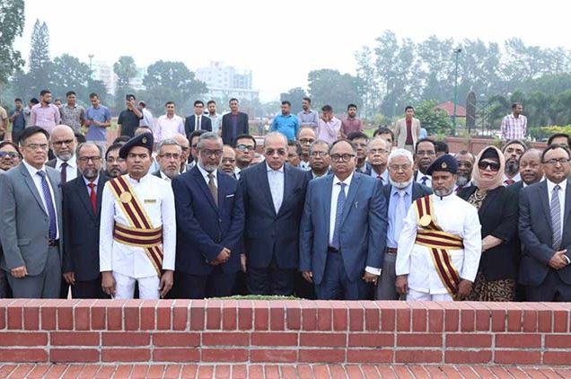 জাতীয় স্মৃতিসৌধে প্রধান বিচারপতির শ্রদ্ধা