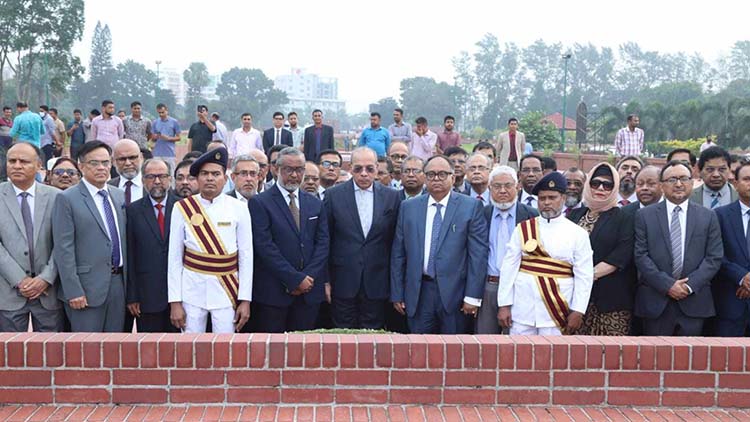 জাতীয় স্মৃতিসৌধে প্রধান বিচারপতির শ্রদ্ধা