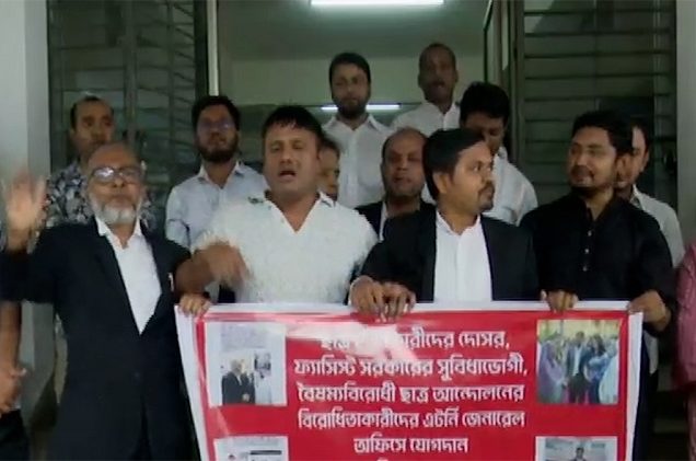 আওয়ামী সরকারের আমলে সুবিধাভোগীদের নিয়োগ বাতিলে আইনজীবীদের বিক্ষোভ