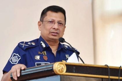 আইনজীবীদের ওপর হামলার অভিযোগে সাবেক আইজিপিসহ ১৫ পুলিশের নামে মামলা