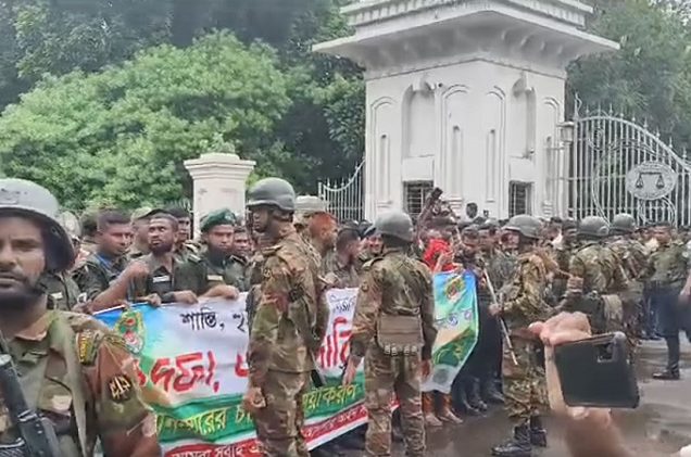 এক দফা দাবিতে সুপ্রিম কোর্টের সামনে আনসার সদস্যদের বিক্ষোভ