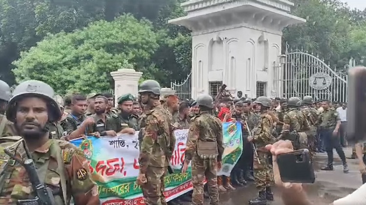 এক দফা দাবিতে সুপ্রিম কোর্টের সামনে আনসার সদস্যদের বিক্ষোভ