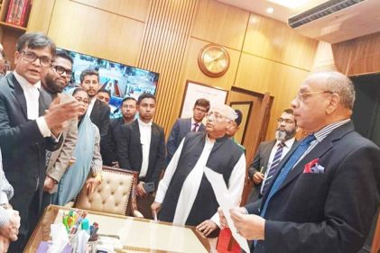 ‘চরম দুর্নীতিগ্রস্ত, দলবাজ’ বিচারপতি অপসারণে প্রধান বিচারপতিকে স্মারকলিপি