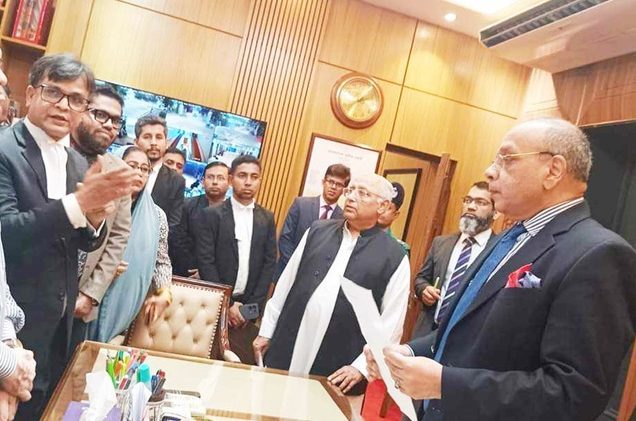 ‘চরম দুর্নীতিগ্রস্ত, দলবাজ’ বিচারপতি অপসারণে প্রধান বিচারপতিকে স্মারকলিপি