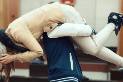 চীনে আদালত কক্ষ থেকে স্ত্রীকে নিয়ে স্বামীর পলায়ন!