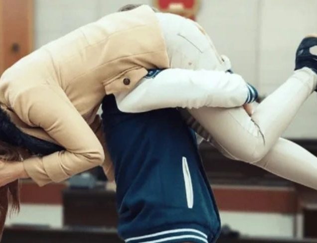 চীনে আদালত কক্ষ থেকে স্ত্রীকে নিয়ে স্বামীর পলায়ন!