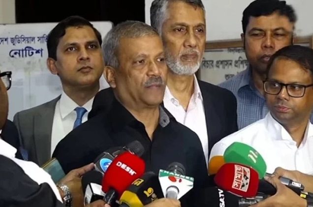 ঢালাও গায়েবি মামলায় সরকার বিব্রত: আইন উপদেষ্টা