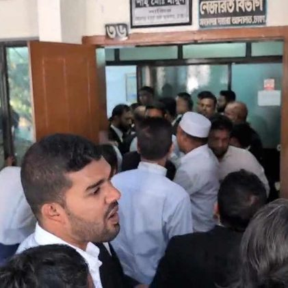 ঢাকা মহানগর দায়রা আদালতের নাজিরের কার্যালয় ভাঙচুর আইনজীবীদের