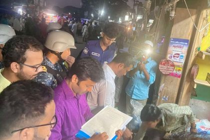 বরগুনায় স্পেশাল ম্যাজিস্ট্রেটের অভিযান: নিষিদ্ধ পলিথিন জব্দ, ৫ দোকানিকে জরিমানা