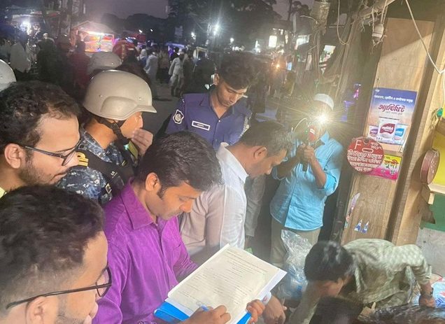 বরগুনায় স্পেশাল ম্যাজিস্ট্রেটের অভিযান: নিষিদ্ধ পলিথিন জব্দ, ৫ দোকানিকে জরিমানা