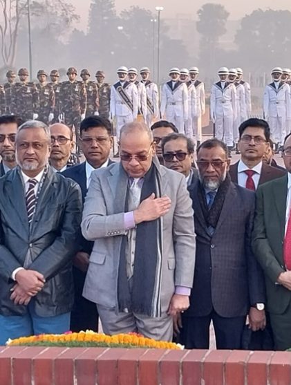 জাতীয় স্মৃতিসৌধে প্রধান বিচারপতির শ্রদ্ধা