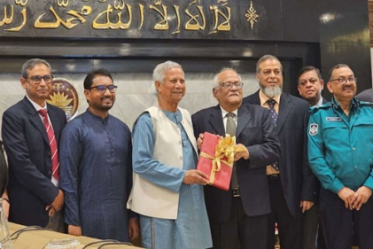 প্রধান উপদেষ্টার কাছে ৪ সংস্কার কমিশনের প্রতিবেদন হস্তান্তর