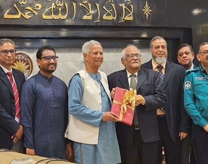 প্রধান উপদেষ্টার কাছে ৪ সংস্কার কমিশনের প্রতিবেদন হস্তান্তর