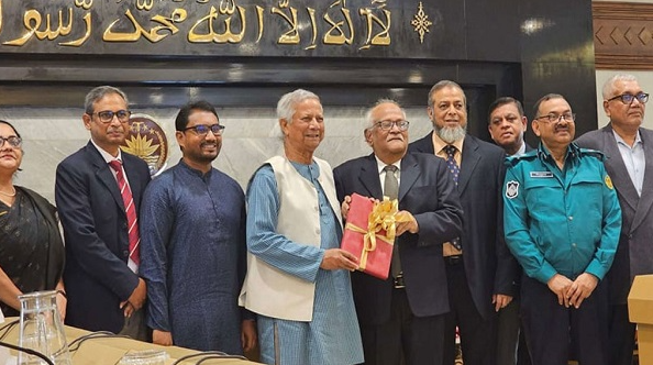 প্রধান উপদেষ্টার কাছে ৪ সংস্কার কমিশনের প্রতিবেদন হস্তান্তর