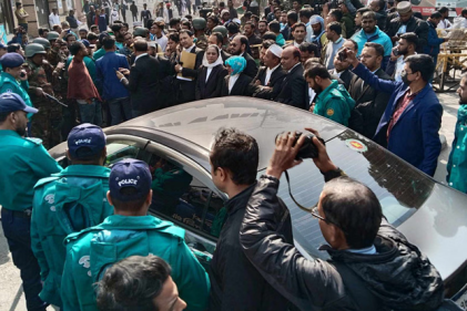 আলিয়া মাদ্রাসার মাঠ থেকে আদালত সরাতে বিচারকের গাড়ি আটকে শিক্ষার্থীদের বিক্ষোভ