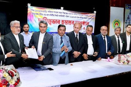 চট্টগ্রাম জেলা আইনজীবী সমিতির এড-হক কমিটির দায়িত্বভার গ্রহণ