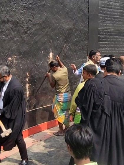 নারায়ণগঞ্জে ম্যুরাল ও বঙ্গবন্ধু কর্নার ভাঙলেন আইনজীবীরা