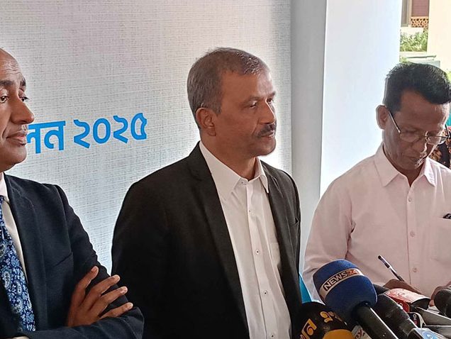 আইন ও সংবিধান মেনে চললে সেবা দেওয়া ছাড়া ডিসিদের আর কোনো কাজই নেই: আইন উপদেষ্টা