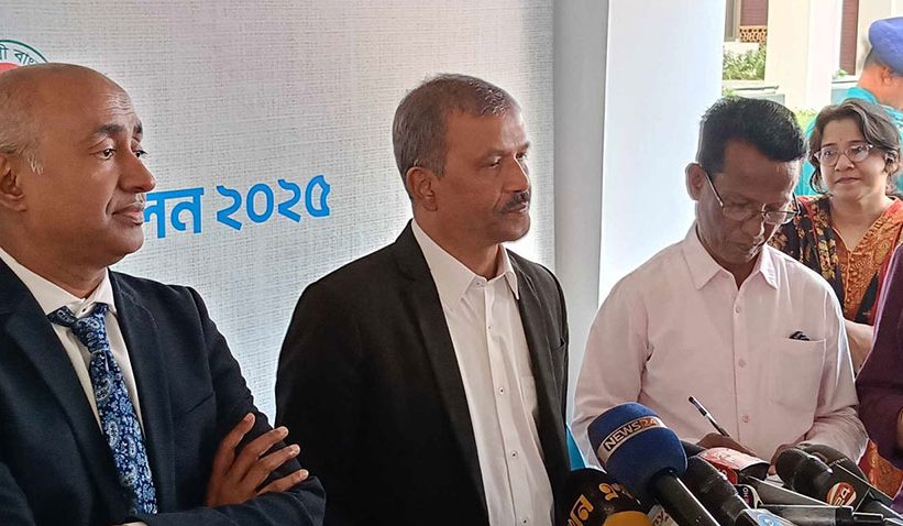 আইন ও সংবিধান মেনে চললে সেবা দেওয়া ছাড়া ডিসিদের আর কোনো কাজই নেই: আইন উপদেষ্টা