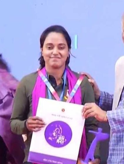 অদম্য নারী পুরস্কার তুলে দিলেন প্রধান উপদেষ্টা