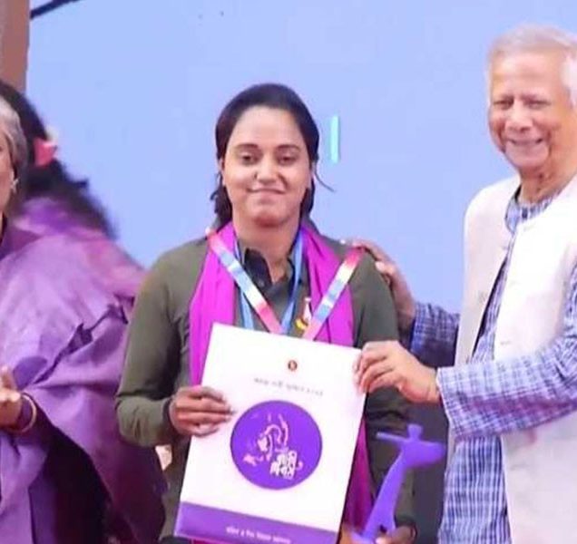 অদম্য নারী পুরস্কার তুলে দিলেন প্রধান উপদেষ্টা