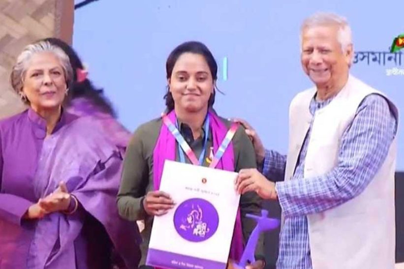 অদম্য নারী পুরস্কার তুলে দিলেন প্রধান উপদেষ্টা
