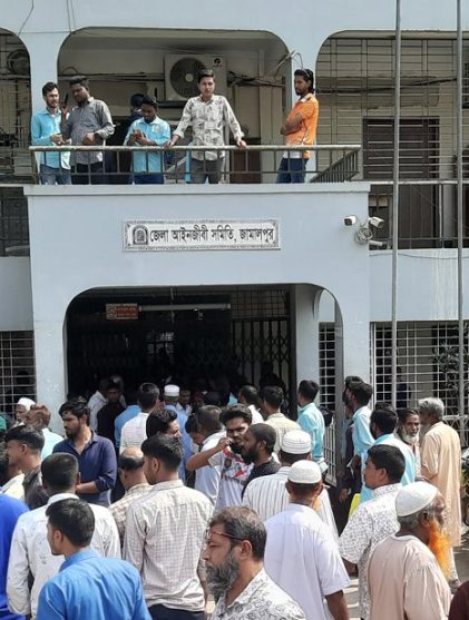 ধর্ষকের পক্ষে ওকালতি, বৈষম্যবিরোধীদের সাথে সংঘর্ষে চার আইনজীবীসহ আহত ১১