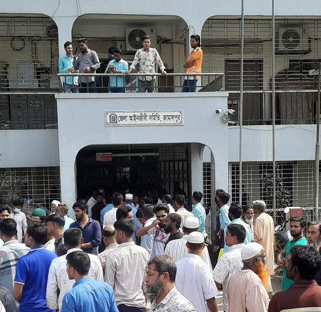 ধর্ষকের পক্ষে ওকালতি, বৈষম্যবিরোধীদের সাথে সংঘর্ষে চার আইনজীবীসহ আহত ১১