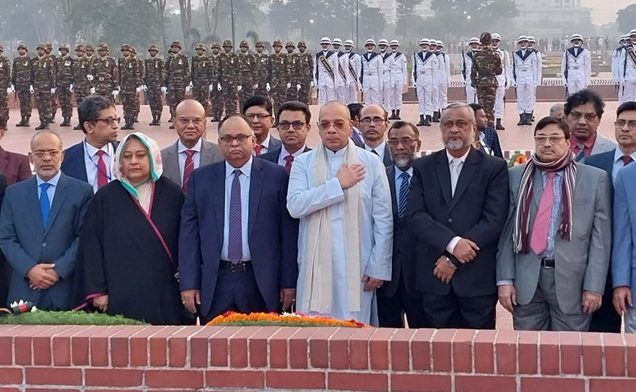 স্মৃতিসৌধে প্রধান বিচারপতির শ্রদ্ধা