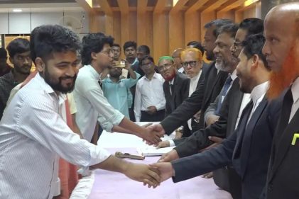 জামালপুরে আইনজীবীদের কাছে ক্ষমা চাইলেন শিক্ষার্থীরা