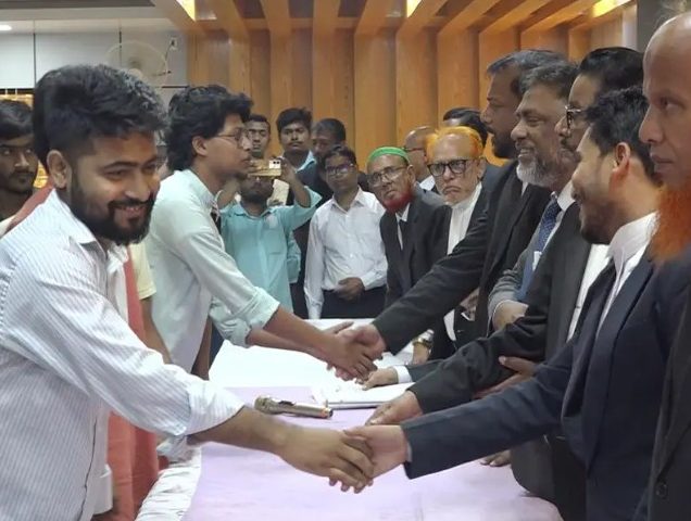 জামালপুরে আইনজীবীদের কাছে ক্ষমা চাইলেন শিক্ষার্থীরা