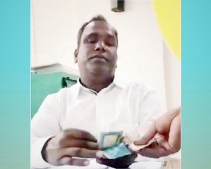 ঘুষ গ্রহণের অভিযোগে বেঞ্চ সহকারী বরখাস্ত