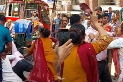 আদালত প্রাঙ্গণে স্বামীকে দেখে দুই স্ত্রী মিলে করলেন জুতোপেটা!