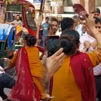 আদালত প্রাঙ্গণে স্বামীকে দেখে দুই স্ত্রী মিলে করলেন জুতোপেটা!