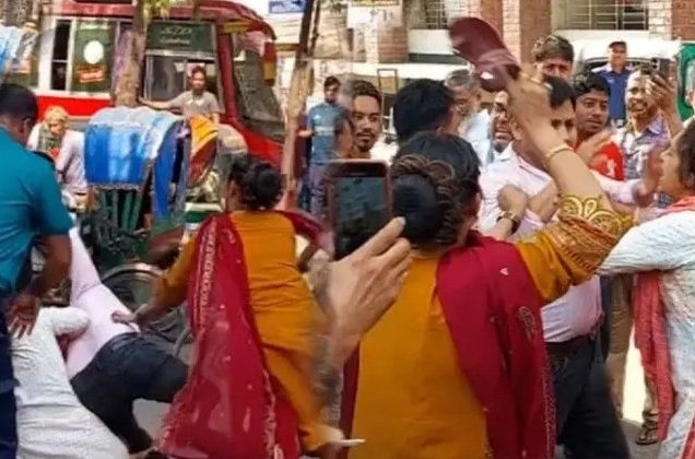 আদালত প্রাঙ্গণে স্বামীকে দেখে দুই স্ত্রী মিলে করলেন জুতোপেটা!