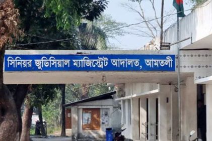 হাতের টানেই উঠে যাচ্ছে সড়কের পিচ: আদালতের স্বপ্রণোদিত মামলা