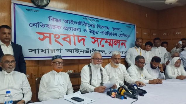 এজলাসের ভিডিও ভাইরাল : বিচারককে আইনের আওতায় আনার দাবি