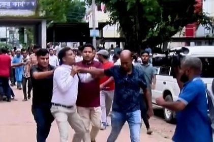 আদালত প্রাঙ্গণে আইনজীবীর সঙ্গে ডিবির ধস্তাধস্তি