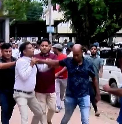 আদালত প্রাঙ্গণে আইনজীবীর সঙ্গে ডিবির ধস্তাধস্তি