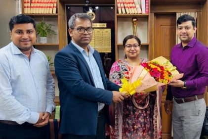 ছবি : কক্সবাজার জুডিসিয়াল ম্যাজিস্ট্রেসিতে সিনিয়র জুডিসিয়াল ম্যাজিস্ট্রেট মেহেরাজ আফরোজ হোসেন যোগদান করার পর চীফ জুডিসিয়াল ম্যাজিস্ট্রেট মোঃ আক্তার হোসেন তাঁকে ফুল দিয়ে শুভেচ্ছা জানাচ্ছেন।